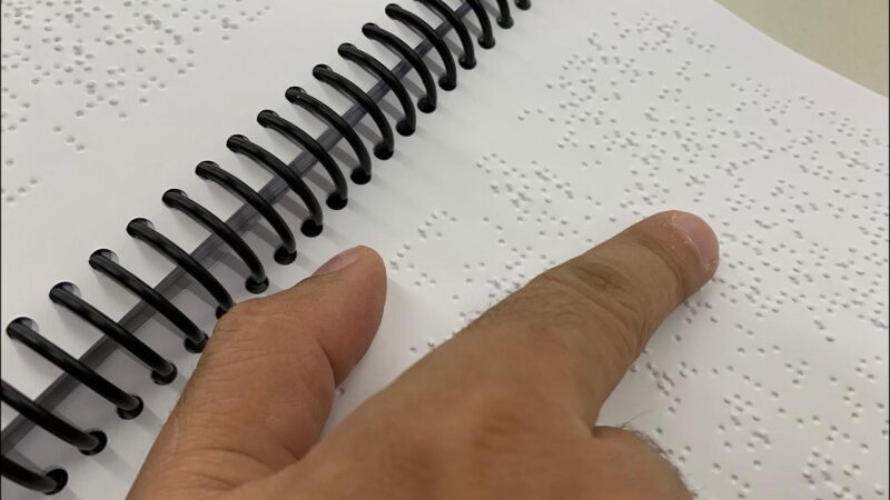 Acessibilidade: biblioteca municipal amplia acervo de livros acessíveis em braille