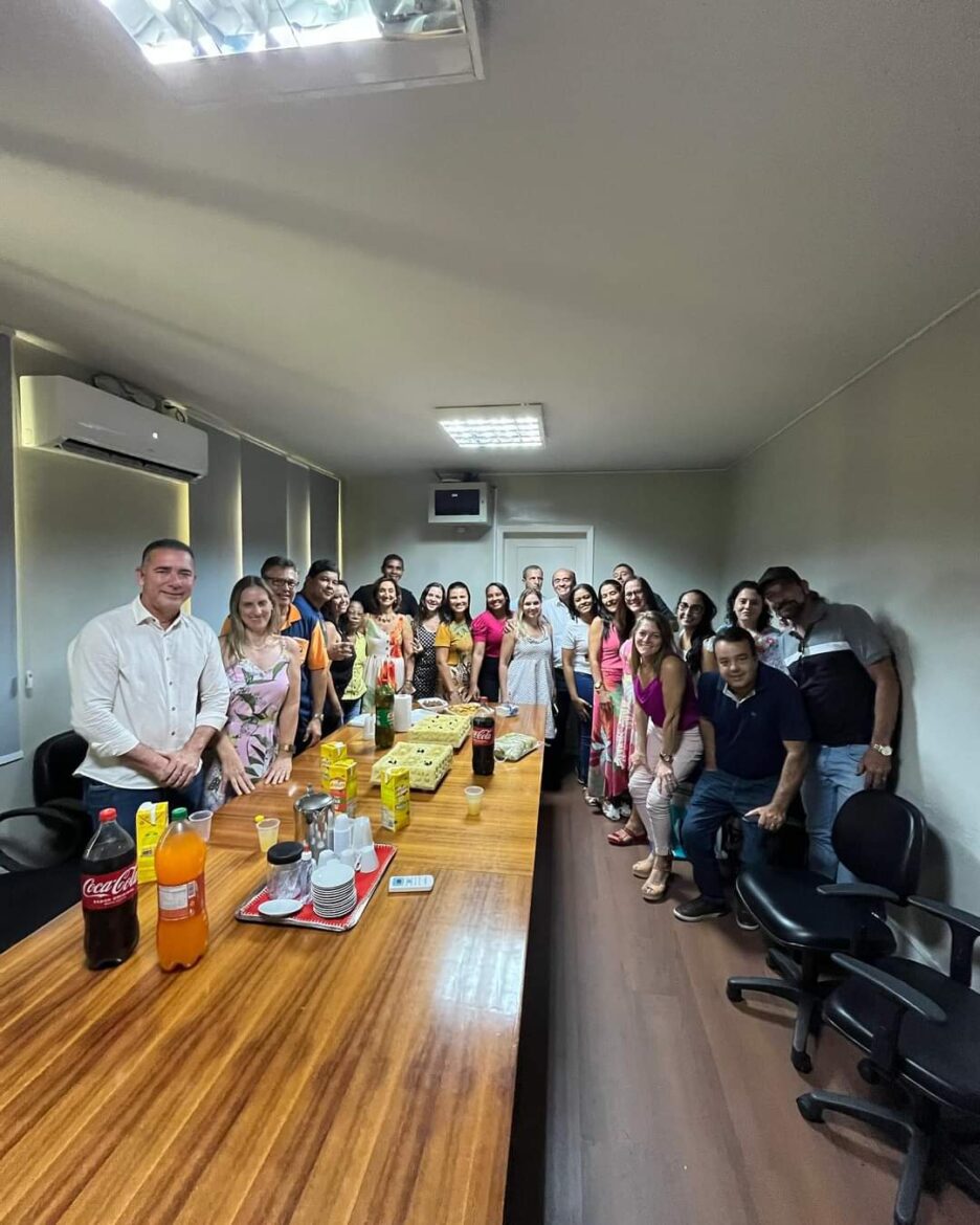 Secretário de Governo, Paulo Neres, Conduz Reunião com o Prefeito e Servidores em Demonstração de Dedicação e Agradecimento