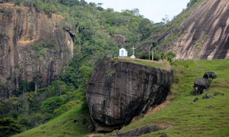 A Fé que Ergue Montanhas: A Comovente História da Igrejinha da Pedra Petra em Ibiraçu