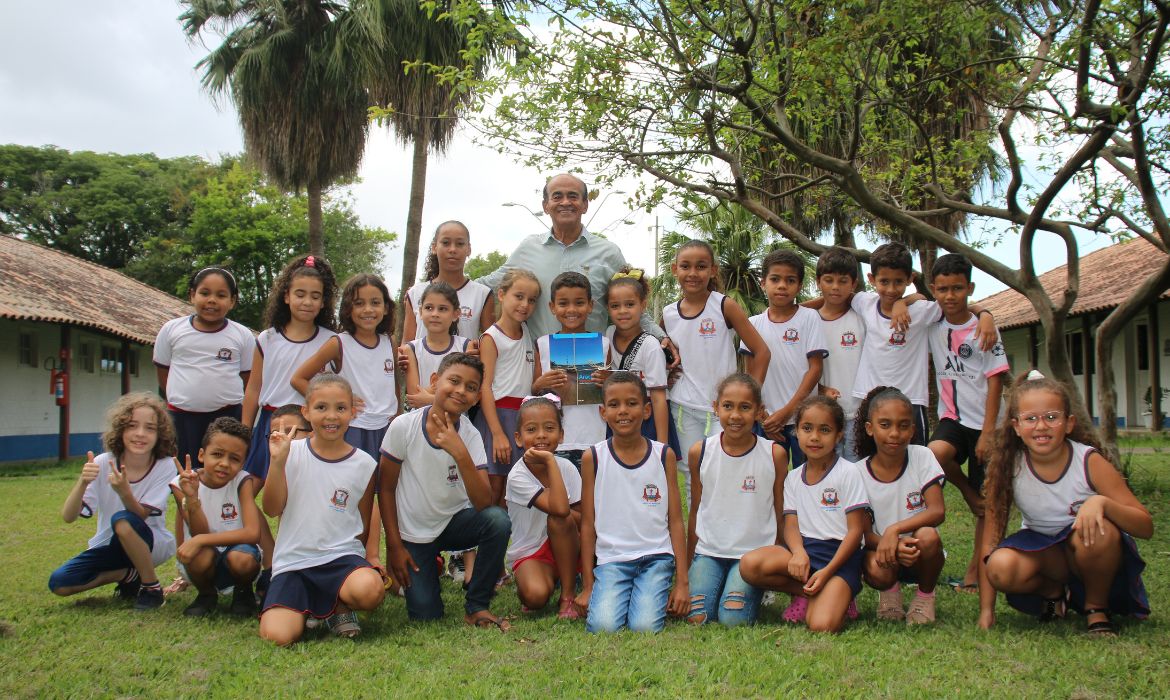 Prefeitura de Aracruz Revoluciona Educação em Anúncio Histórico nas Redes Sociais: Escola Integral e Uniformes Gratuitos