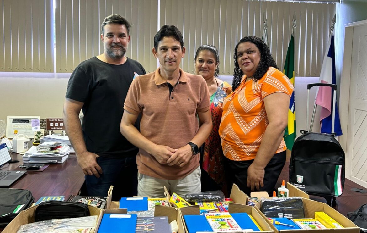Entrega de Kits Escolares para Alunos da Rede Pública Municipal de Ensino de João Neiva