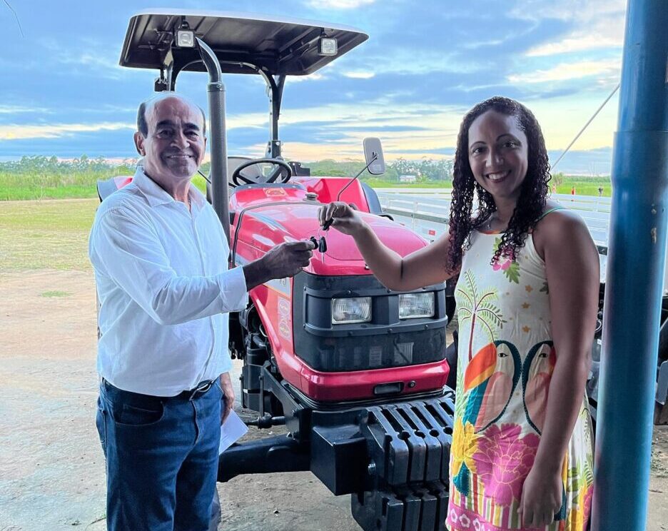 Prefeito Coutinho entrega trator e caminhão à comunidade Acampamento Produtivo Índio Galdino