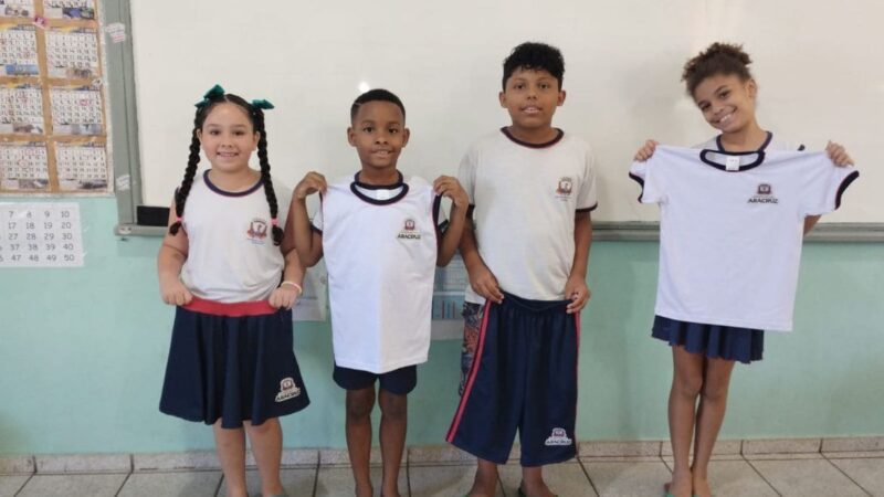 Uniformes escolares chegam para alunos da Rede Municipal de Ensino em Aracruz, promovendo igualdade, economia para as famílias e valores educacionais
