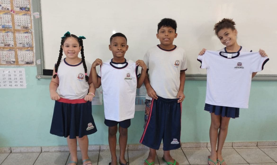 Uniformes escolares chegam para alunos da Rede Municipal de Ensino em Aracruz, promovendo igualdade, economia para as famílias e valores educacionais