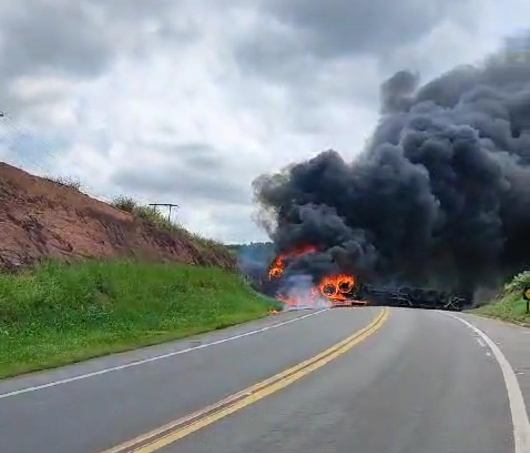Acidente em Assombro – Aracruz: BR 101 Totalmente Interditada após Carreta Tombar e Pegar Fogo
