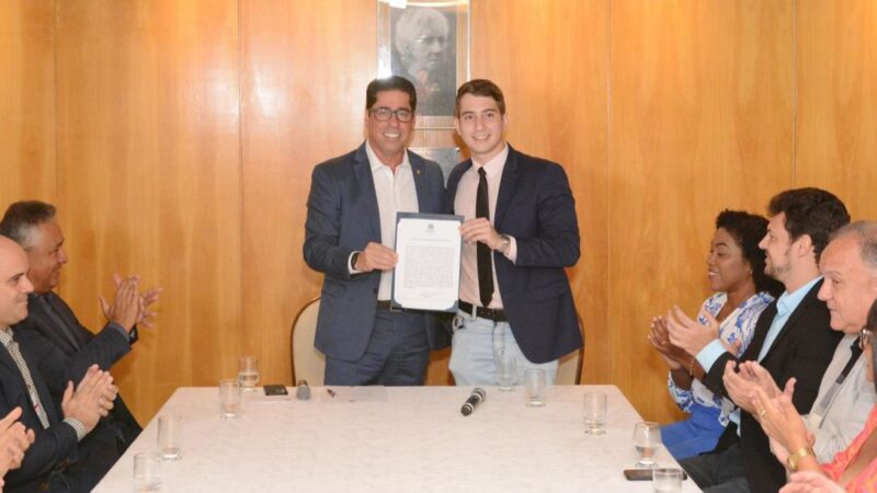 Lei aprovada na Assembleia que isenta comerciantes da obrigação de colocar plaquinhas.