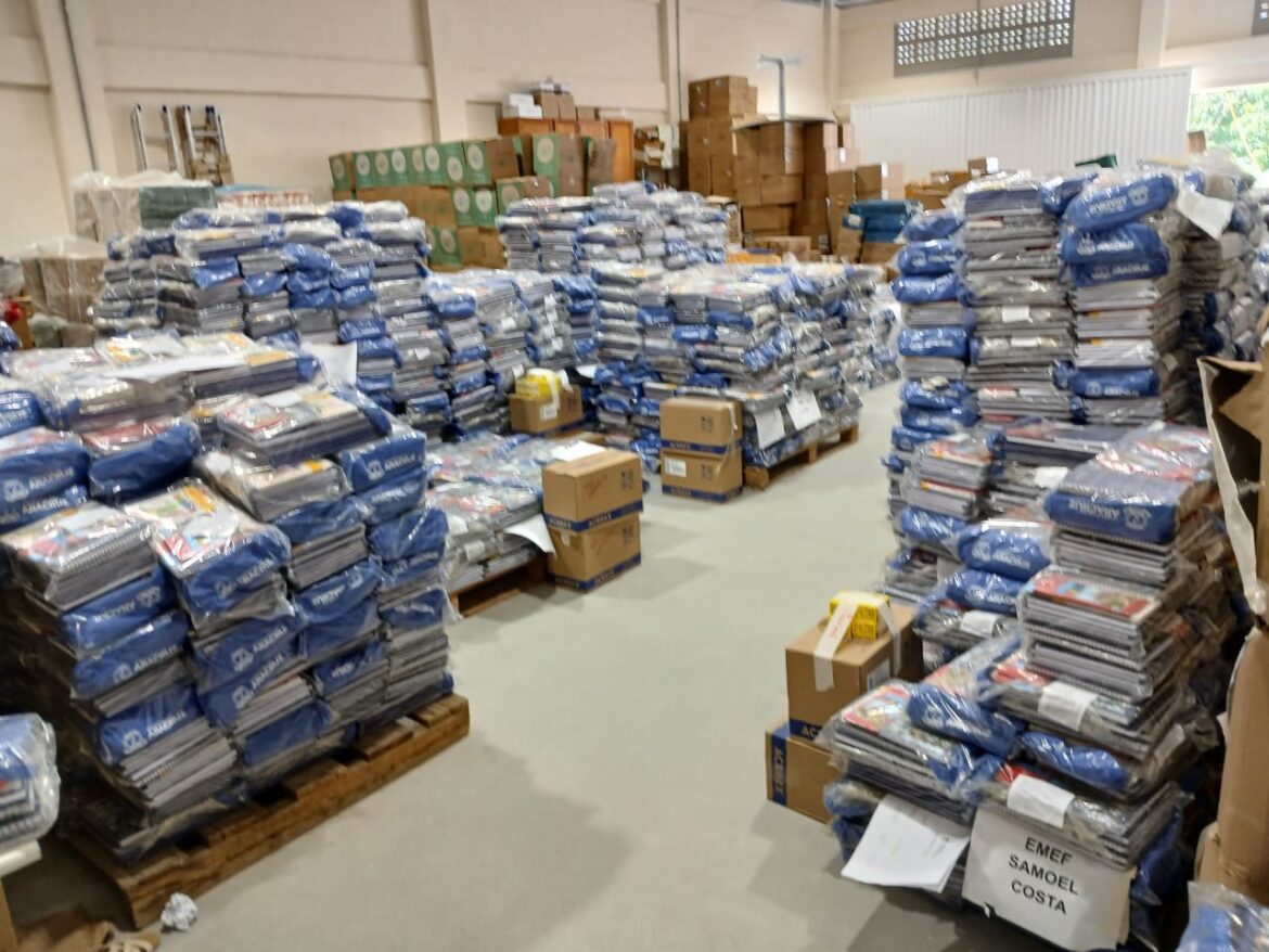 Equipe da Prefeitura de Aracruz realiza força-tarefa neste domingo para preparar kits escolares para os alunos da rede municipal