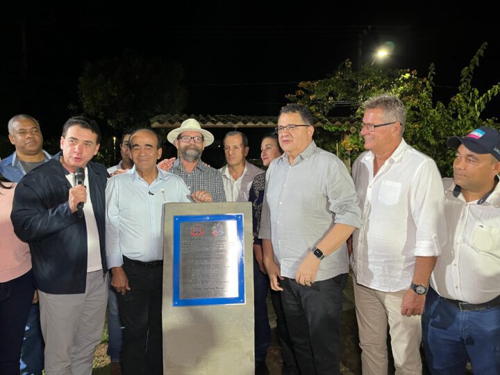 Moradores comemoram inauguração de novas ruas pavimentadas na Grande Barra do Sahy, em Aracruz