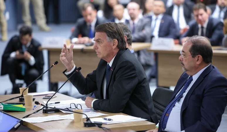 Bolsonaro rotula apoiadores de intervenção militar de “malucos”