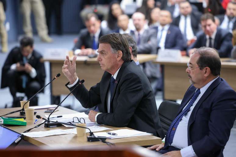 Bolsonaro rotula apoiadores de intervenção militar de “malucos”
