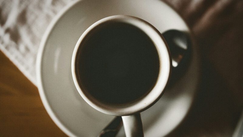 Anvisa ordena retirar e proibir venda de “café fake”: veja as marcas