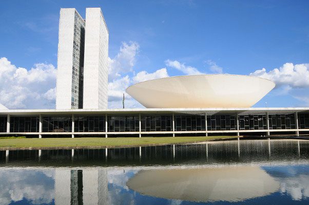 Governo avalia recorrer ao STF contra derrubada do aumento do IOF