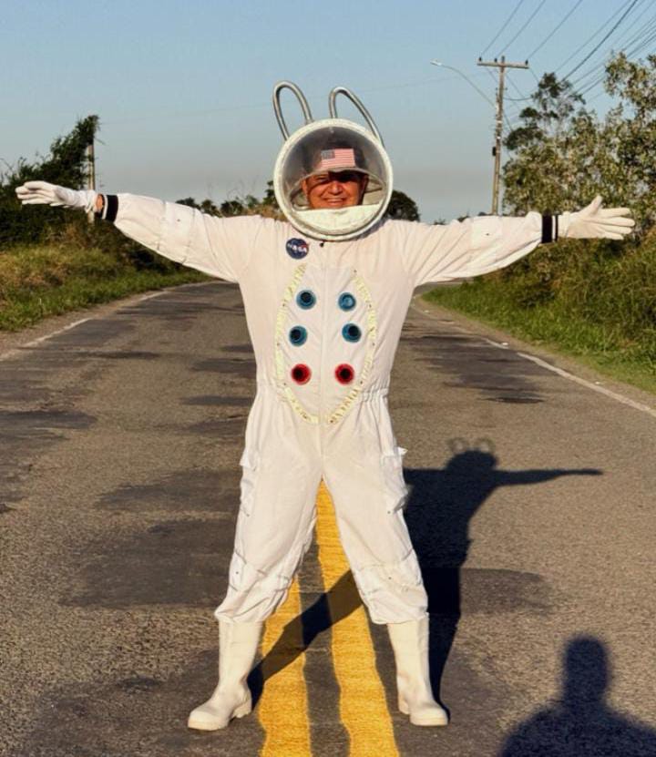 Fantasiado de astronauta, vereador Kapitão viraliza com vídeo cobrando melhorias na Rodovia Primo Bitti