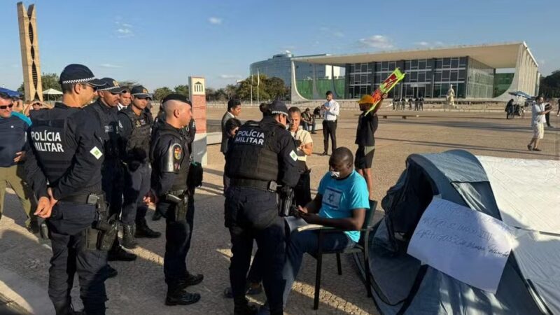 Deputado Hélio Lopes desarma acampamento na Praça dos Três Poderes após ordem judicial