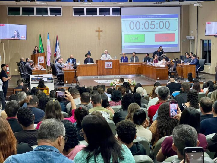 Câmara de Aracruz homenageia 52 estudantes por desempenho exemplar
