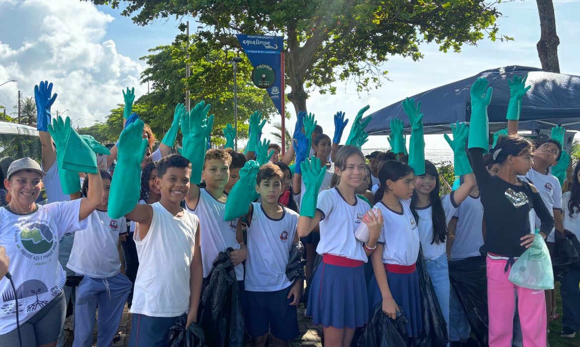 Mais de 1 tonelada de lixo são coletados em praias de Aracruz