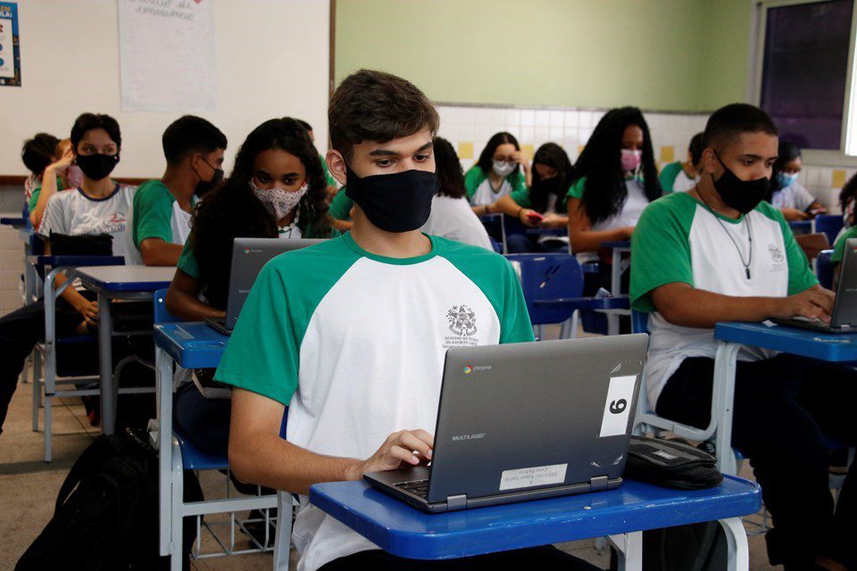 Governo do ES anuncia reajuste salarial para professores e agentes de ensino