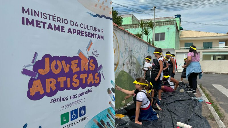 Oficinas de arte e muralismo transformam escolas públicas de Aracruz