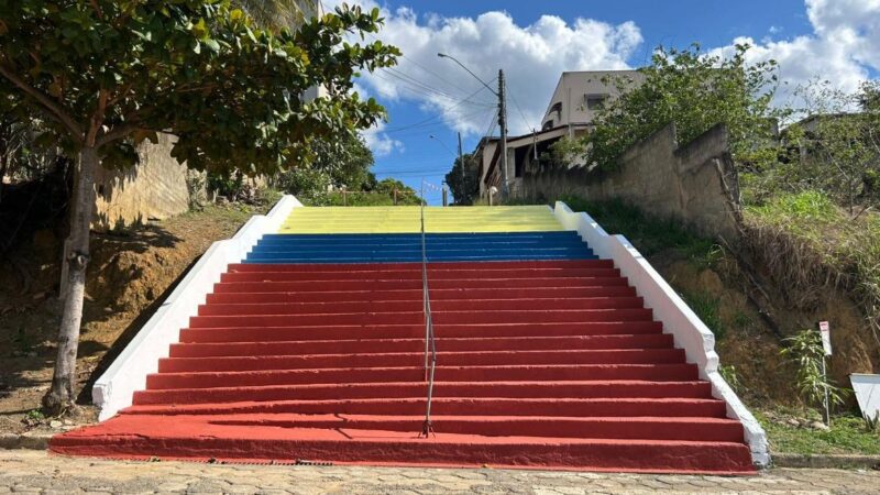 Escadarias ganham cores e transformam a paisagem urbana