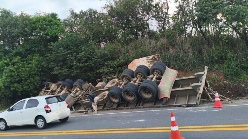 Carreta carregada com granito tomba na BR-101 em Ibiraçu e trava trânsito