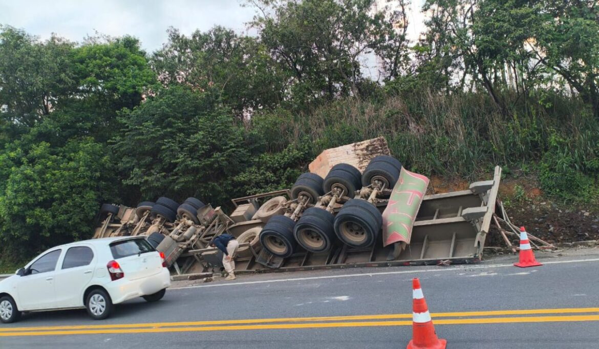 Carreta carregada com granito tomba na BR-101 em Ibiraçu e trava trânsito