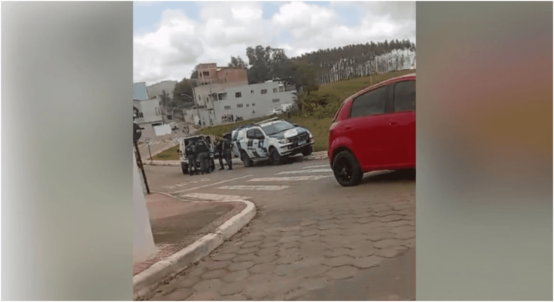 Perseguição policial termina em acidente e tiroteio em Aracruz