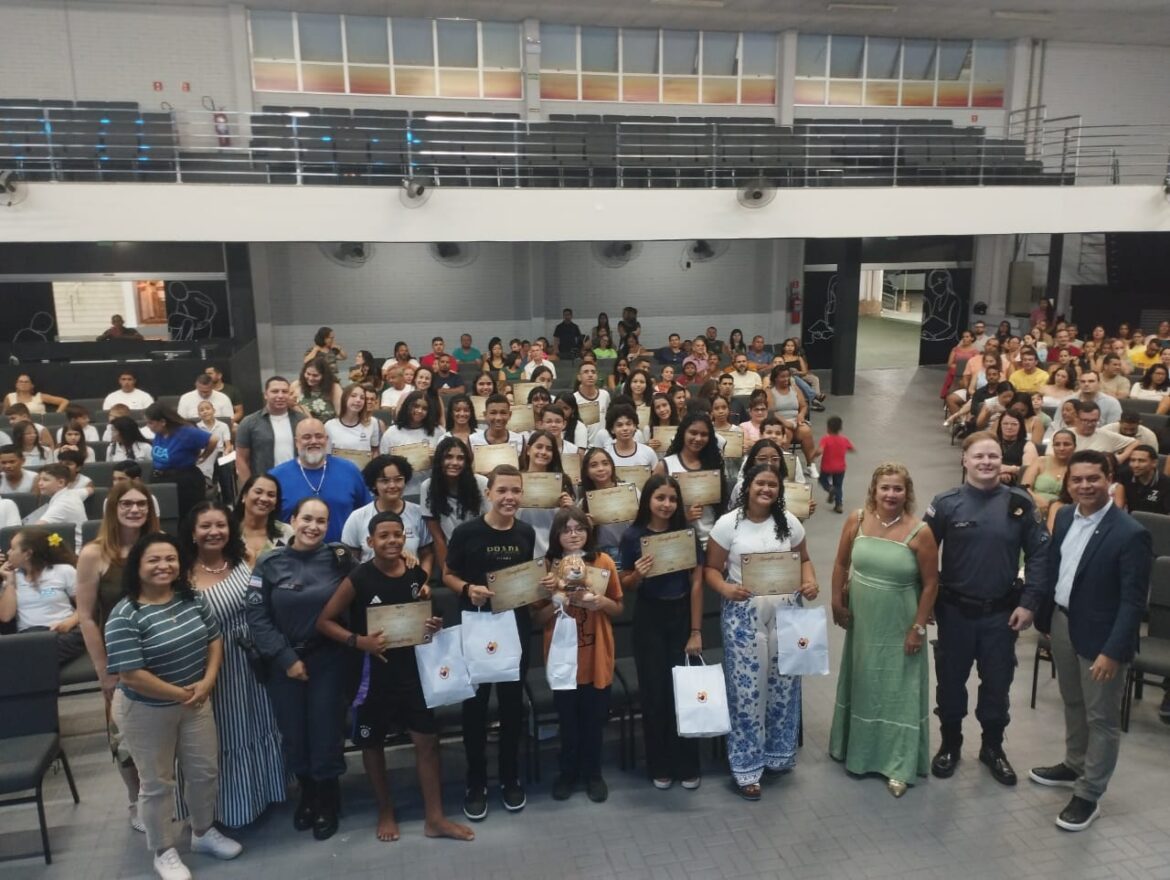 530 estudantes do 7º ano da Rede Municipal são certificados pelo PROERD