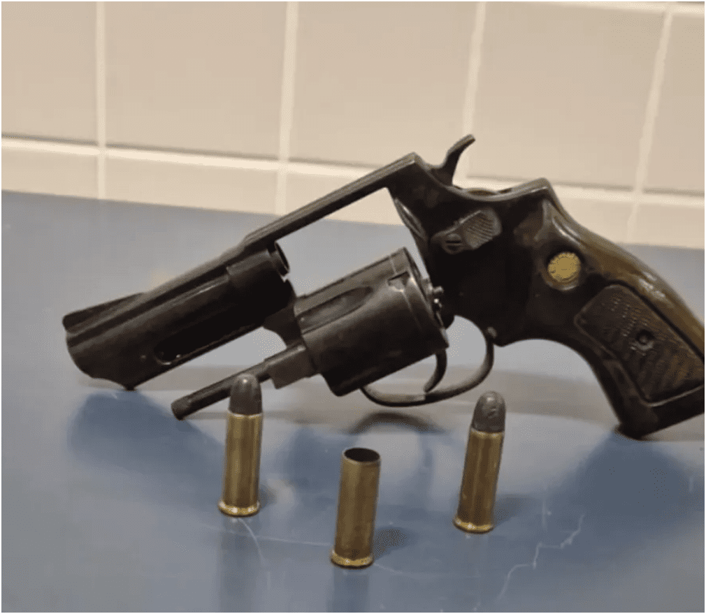 Polícia reage a ataque armado e ocorrência termina com suspeito alvejado no Irajá