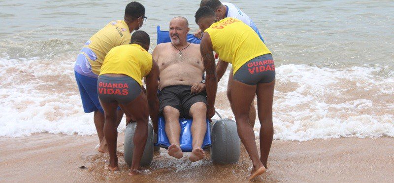 Cadeiras anfíbias devolvem o direito de sentir o mar a pessoas com deficiência em Barra do Sahy