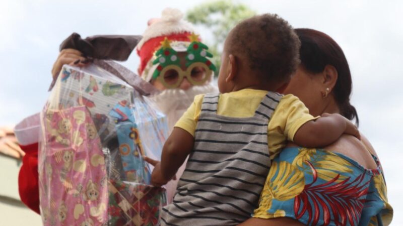 Chegada do Papai Noel leva magia e emoção a crianças e adolescentes acolhidos