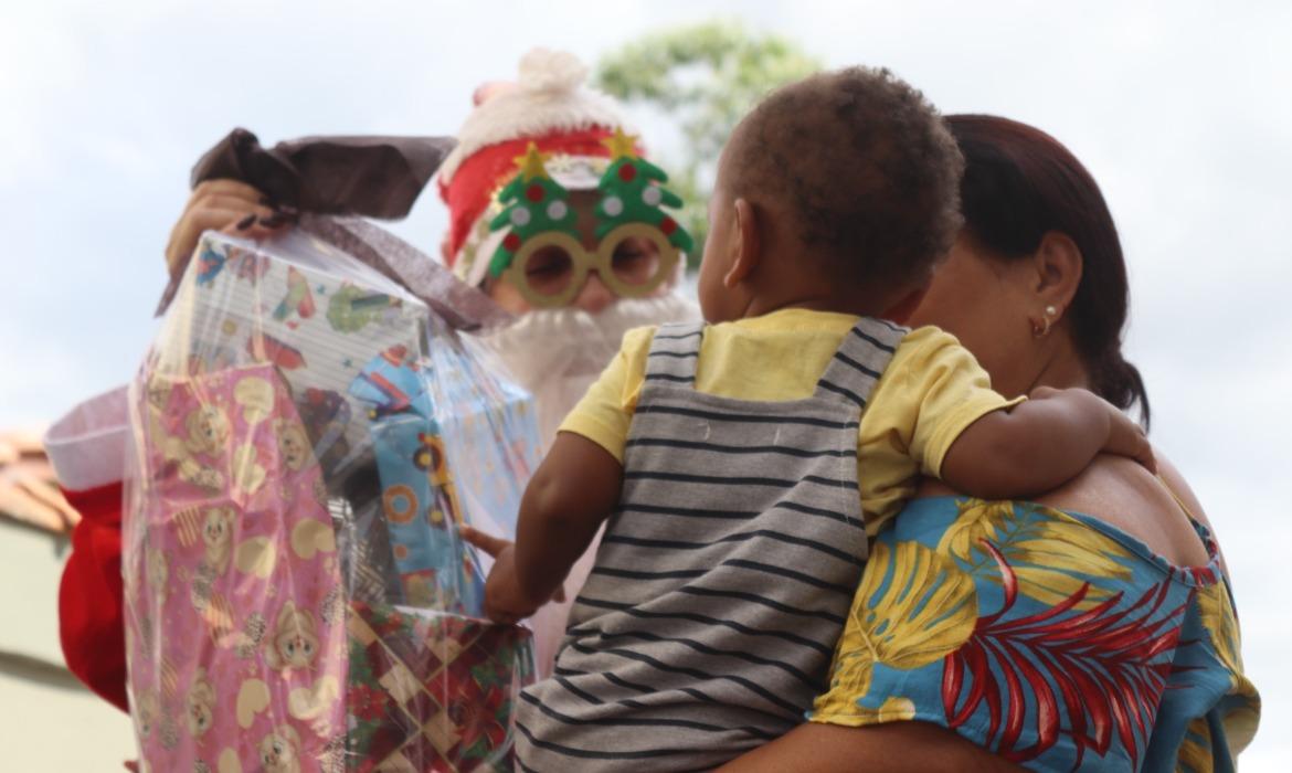 Chegada do Papai Noel leva magia e emoção a crianças e adolescentes acolhidos