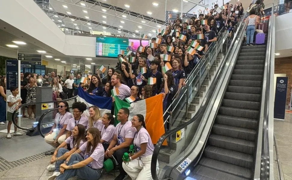Primeiro grupo de alunos da rede estadual embarcou para a Irlanda nesta sexta-feira (14)