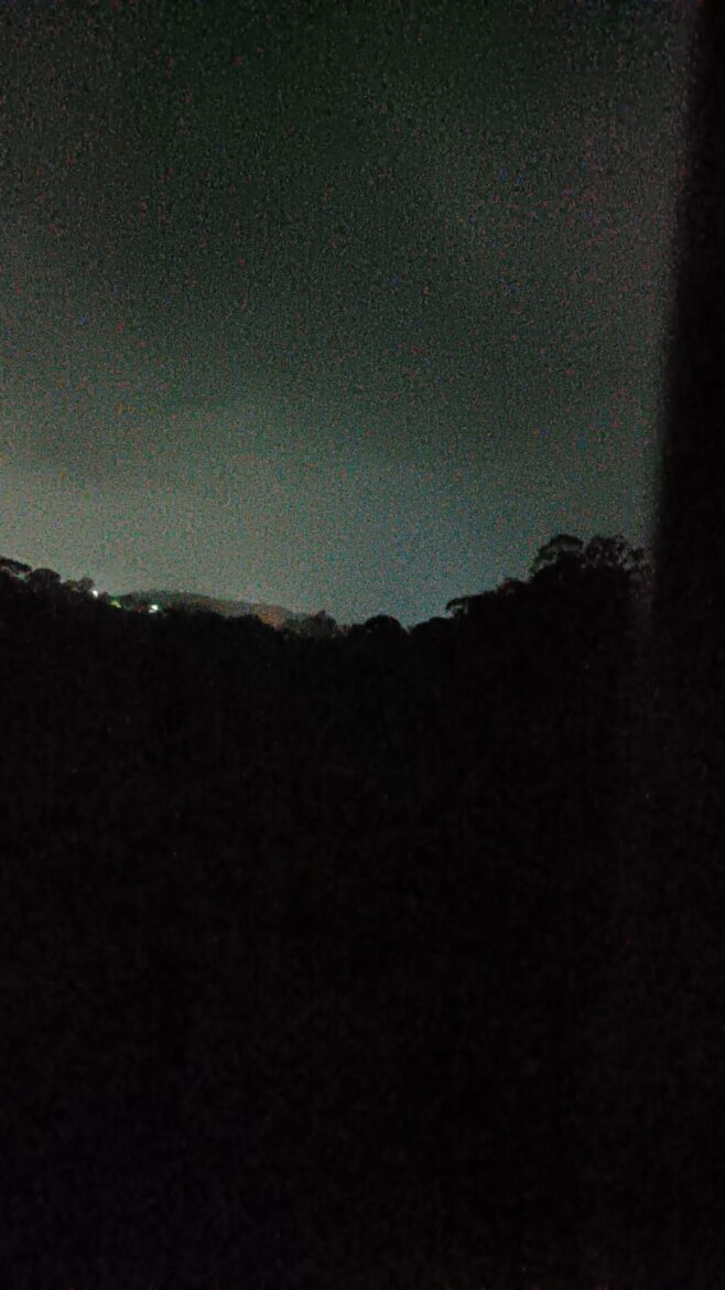 Imagem enviada por uma moradora mostra a sede do município iluminada, enquanto o interior permanece sem luz elétrica