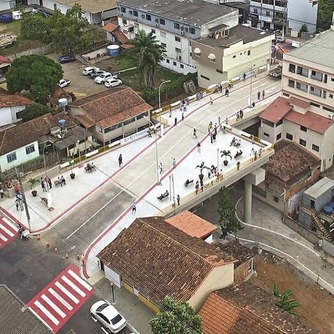 MULHER É IMPEDIDA DE COMETER SUICÍDIO EM VIADUTO DO CENTRO DE ARACRUZ