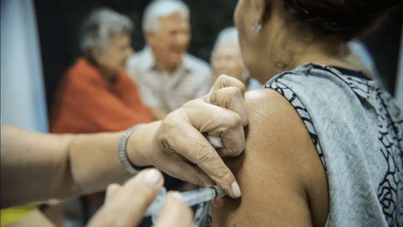 ES acende alerta para baixa cobertura vacinal contra a Covid-19 em 2025