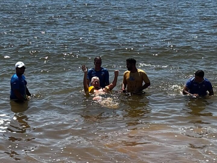 Prefeitura de Aracruz promove primeiro banho assistido do ano pelo projeto Nossa Praia Acessível