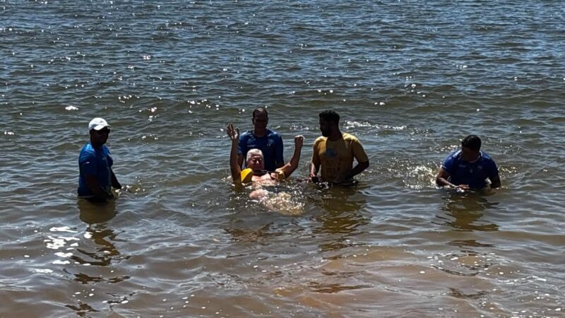 Prefeitura de Aracruz promove primeiro banho assistido do ano pelo projeto Nossa Praia Acessível