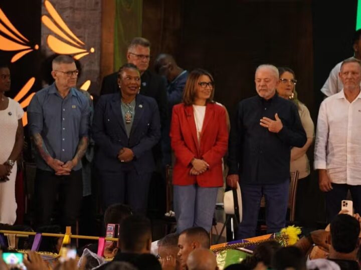 Lula participa de evento cultural em Aracruz, entrega veículos para a saúde e comenta caso envolvendo Flávio Bolsonaro