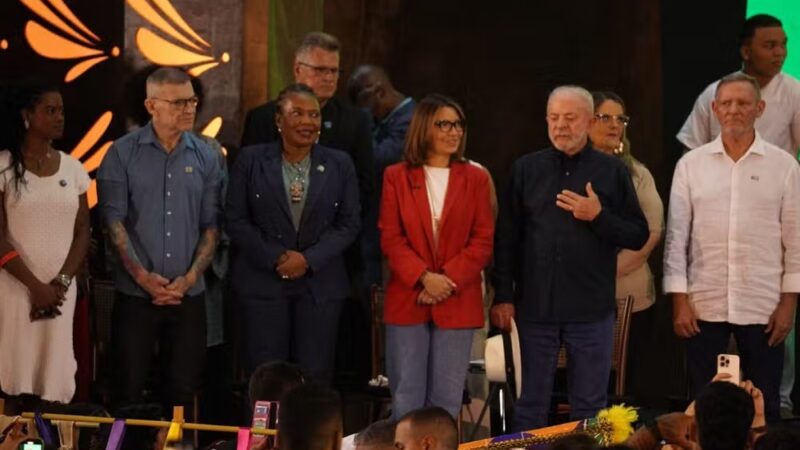 Lula participa de evento cultural em Aracruz, entrega veículos para a saúde e comenta caso envolvendo Flávio Bolsonaro