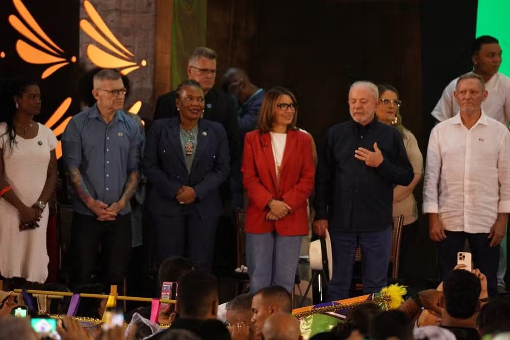 Lula participa de evento cultural em Aracruz, entrega veículos para a saúde e comenta caso envolvendo Flávio Bolsonaro