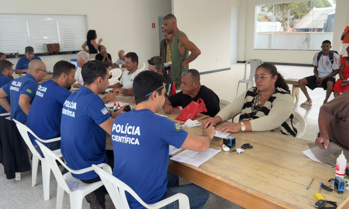 Mutirão leva emissão da nova carteira de identidade a pescadores e catadores de Aracruz