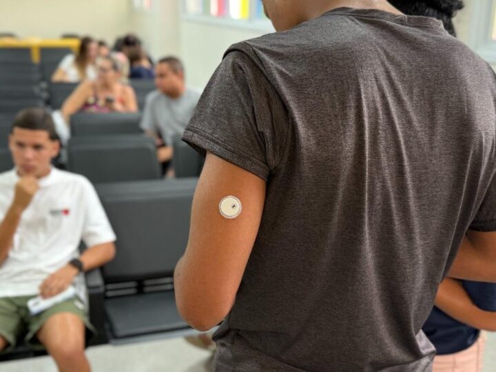 Programa Doce Cuidado beneficia 12 adolescentes com sensores de glicemia em Aracruz
