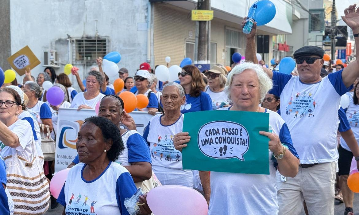 Aracruz realiza caminhada para valorizar a saúde e o bem-estar da pessoa idosa
