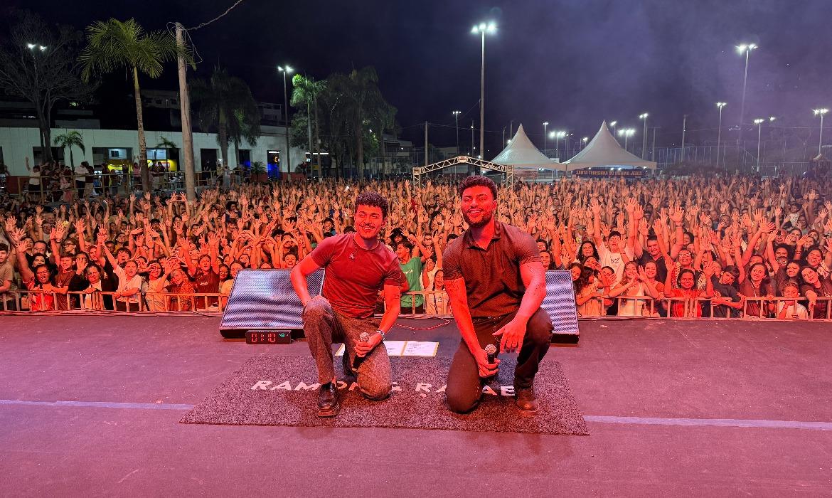 Milhares de fiéis participam de celebração do Dia do Cristão Católico na Praça da Paz
