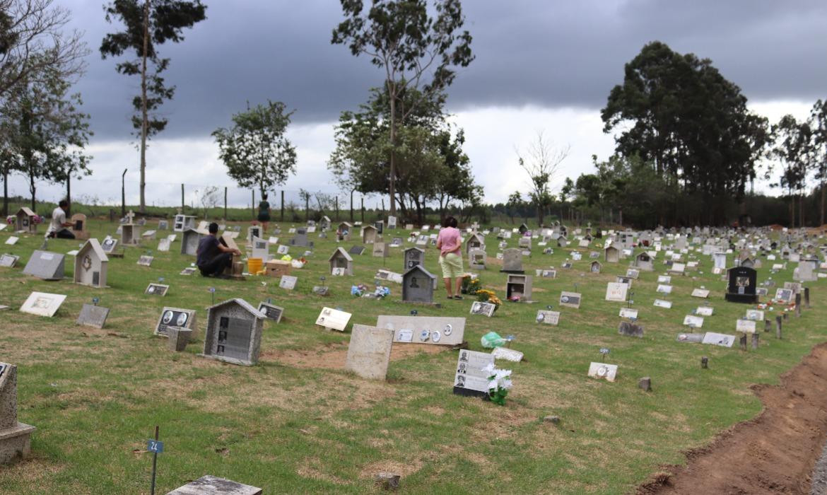 Aracruz realiza preparação dos cemitérios para receber visitantes no Dia de Finados