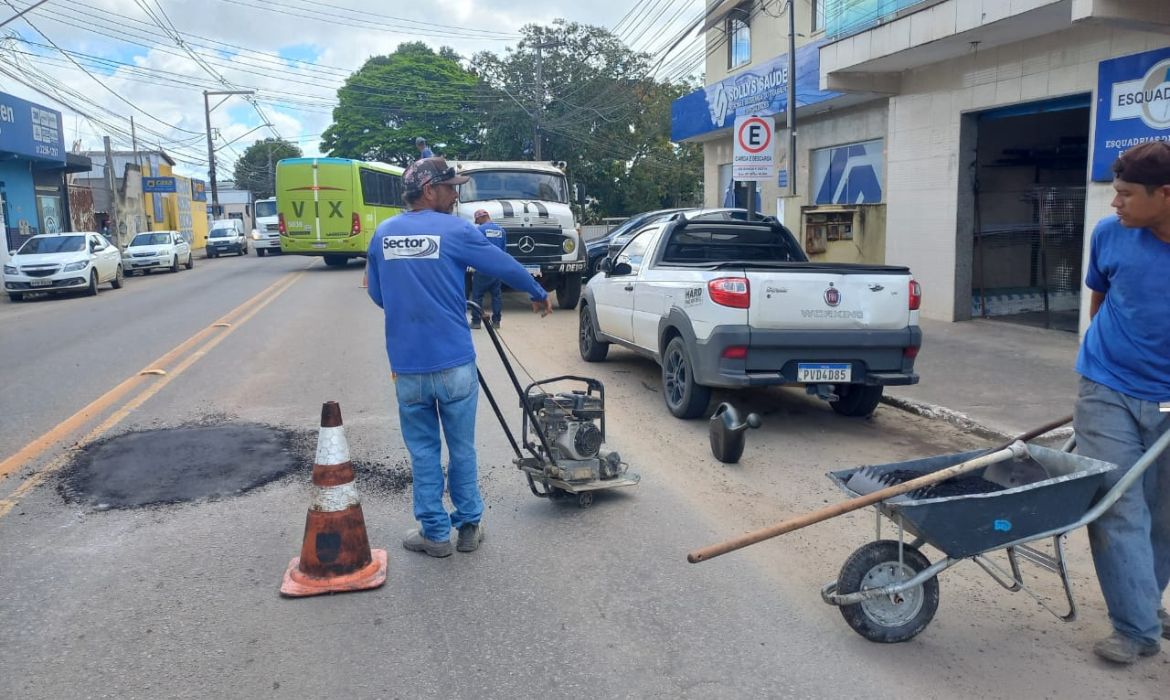 Prefeitura intensifica serviços de manutenção e reparos em vias da cidade