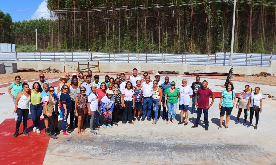 Usuários do CCI e lideranças comunitárias visitam obras de macrodrenagem e as instalações da ETE Piranema