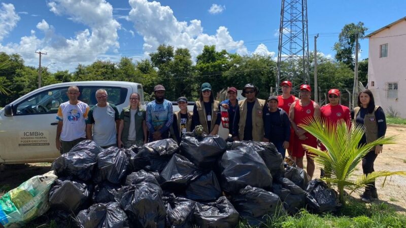 Semam realiza mutirão de limpeza no manguezal da Reserva de Desenvolvimento Sustentável Municipal Piraquê-Açú e Piraquê-Mirim