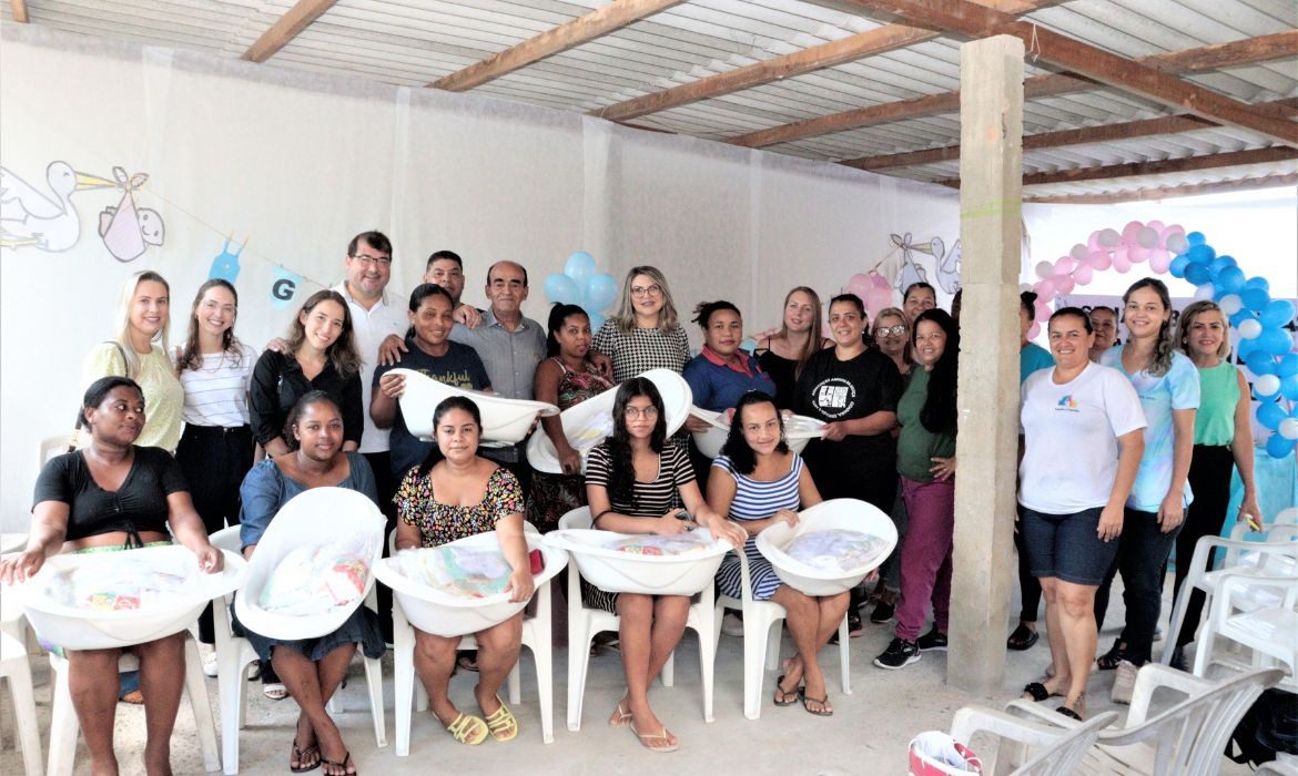 Prefeitura realiza entrega de kits natalidade a gestantes atendidas pelo CRAS