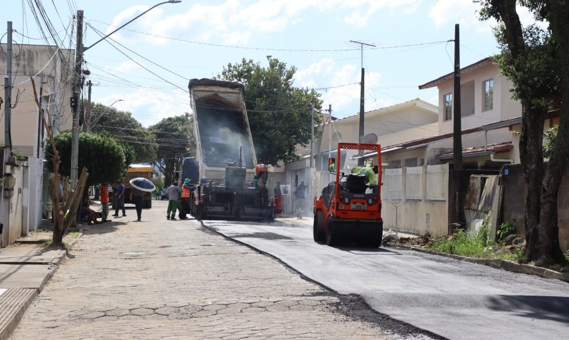 Ruas do bairro Vila Nova passam por serviços de infraestrutura